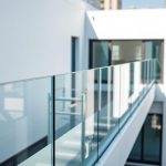 Balustrady szklane: bezpieczeństwo, estetyka i nowoczesne technologie